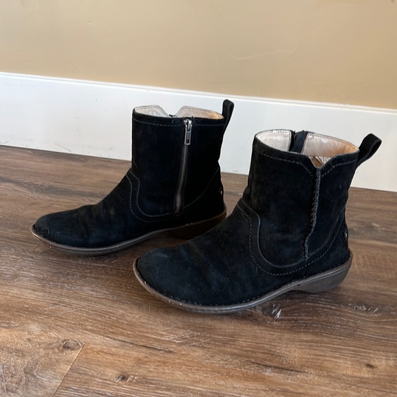 UGG Women’s Neevah Black Suede size 8 - Picture 1 of 9